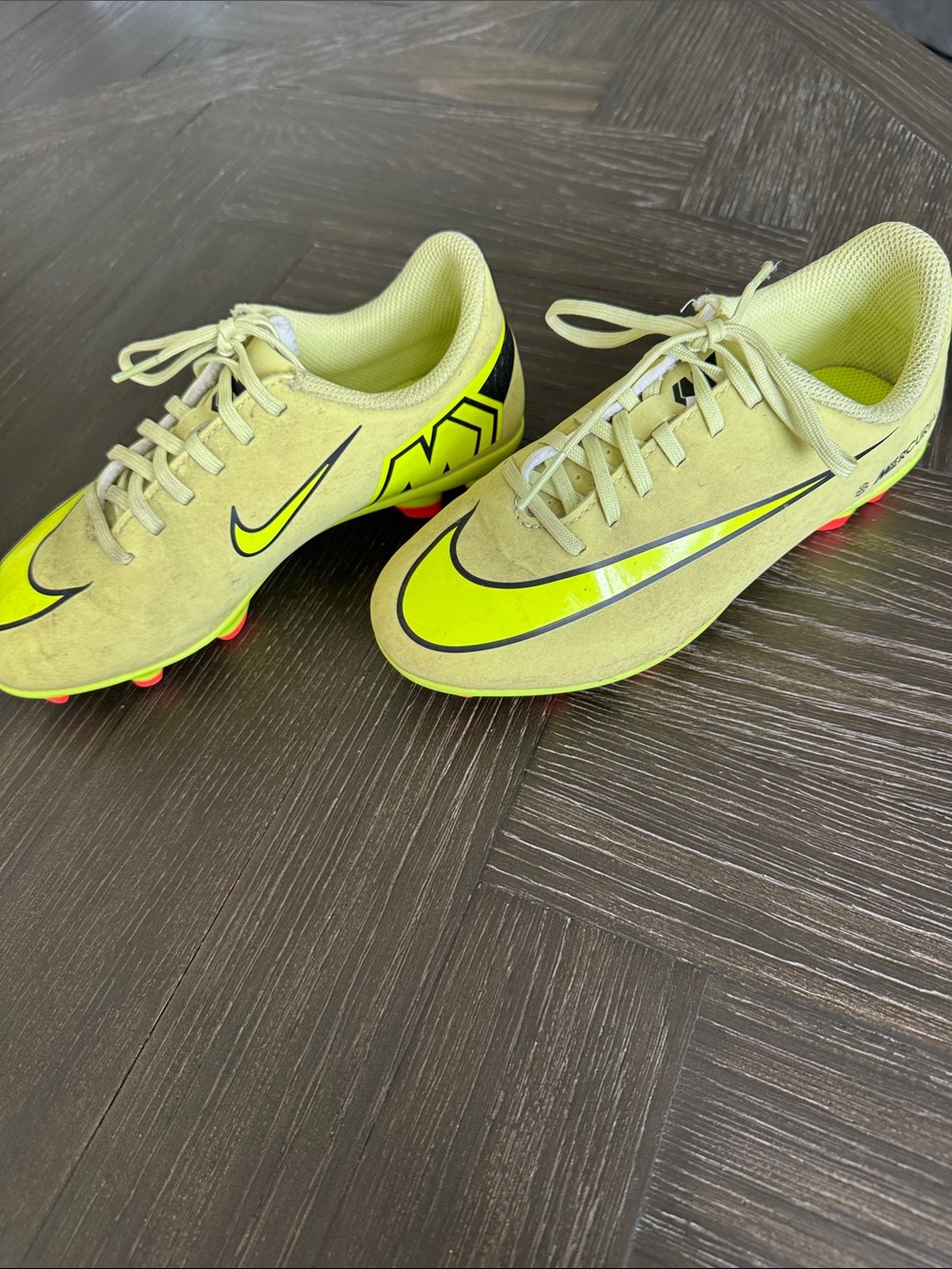 Nike Mercurial Soccer Cleats Size 1Y | Neon Yellow Kids Indoor Turf Soccer Shoes - Picture 2 of 7